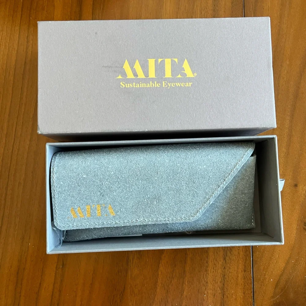 Gold and Brown Geometric Sunglasses with Modern Design - Picture 2 of 3